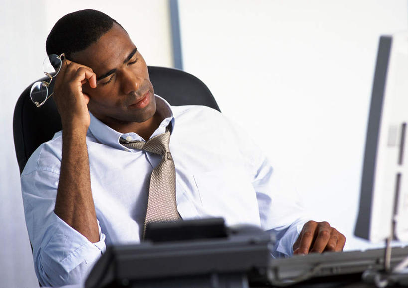 西方人,一个人,商务人士,商务男性,办公室,坐,闭眼,打电话,横图,室内,白天,正面,衬衫,键盘,窗户,桌子,电话,欧洲,非洲,黑人,欧洲人,仅一个男性,仅一个人,撑,套装,朦胧,模糊,眼镜,办公桌,领带,拿,拿着,托腮,输入设备,通讯设备,玻璃窗,仅一个年轻男性,话筒,托,电话线,托下巴,通信设备,商务装,近视眼镜,工薪阶层,交流,年轻男性,非洲人,年轻人,白领,上班族,电话机,闭眼睛,闭着眼,闭着眼睛,沟通,通话,坐着,半身,彩图,衬衣