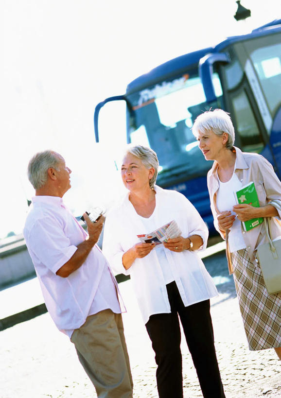 西方人,三个人,夫妻,伙伴,朋友,站,笑,说,微笑,露齿笑,竖图,室外,白天,正面,爱情,旅游,度假,讨论,友谊,道路,路,公路,公共汽车,地图,相机,欧洲,欧洲人,握,巴士,记事本,公交车,交通,浪漫,拿,拿着,娱乐,相视,车,一个,拍照,本子,笔记本,数码相机,交通工具,站着,享受,休闲,面对面,恩爱,放松,握着,恋人,摄影,单个,对视,相对,相看,交流,友情,老年男性,老年女性,男人,男性,女人,女性,白种人,情侣,照相机,马路,沟通,讲话,交谈,商讨,说话,谈话,站立,半身,彩图,照相,伴侣