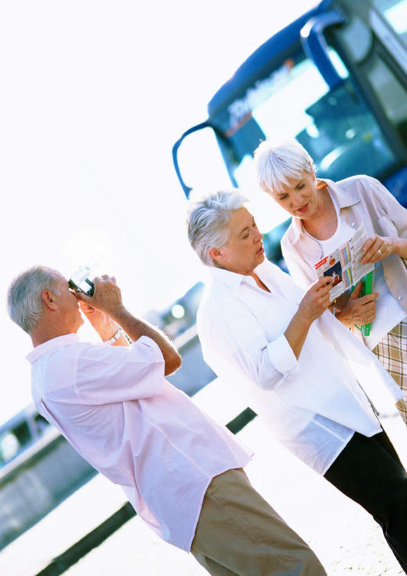 西方人,三个人,夫妻,伙伴,朋友,站,举,竖图,室外,白天,正面,爱情,旅游,度假,友谊,道路,路,公路,公共汽车,相机,欧洲,欧洲人,一辆,握,巴士,公交车,交通,浪漫,拿,拿着,注视,娱乐,车,拍照,蓝色,蓝天,天空,数码相机,交通工具,天,观察,看,托,站着,享受,休闲,恩爱,放松,握着,恋人,摄影,观看,察看,关注,友情,老年男性,老年女性,男人,男性,女人,女性,白种人,情侣,照相机,马路,举起,举手,举着,向上举,向上伸,向上托,站立,半身,彩图,照相,伴侣