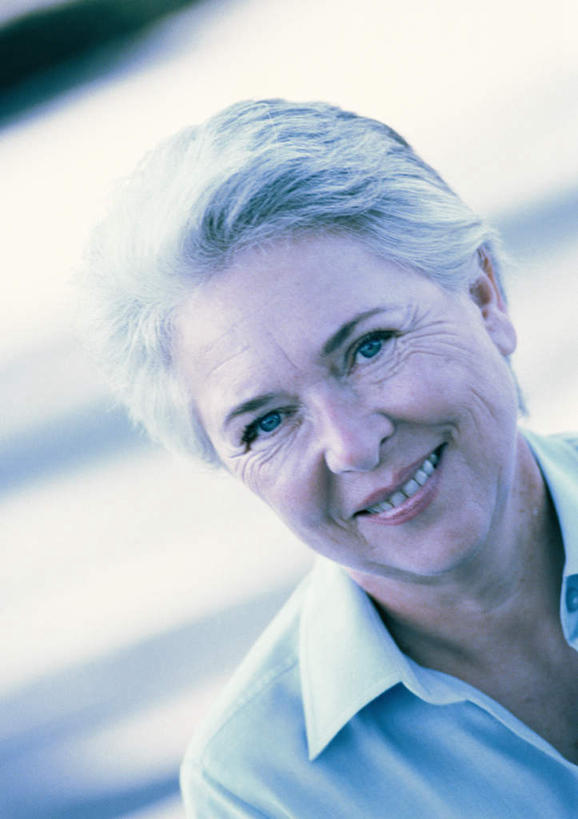 西方人,脸,头,脸颊,一个人,笑,微笑,露齿笑,竖图,室外,特写,白天,正面,欧洲,欧洲人,仅一个女性,仅一个人,朦胧,模糊,仅一个老年女性,老年女性,女人,女性,白种人,头部,脸部,脸蛋,面部,半身,彩图