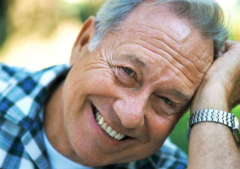 西方人,脸,头,脸颊,一个人,笑,微笑,露齿笑,横图,室外,特写,白天,正面,欧洲,欧洲人,仅一个男性,仅一个人,撑,朦胧,模糊,时间,时钟,手表,计时,托腮,钟表,托,仅一个老年男性,表,腕表,托下巴,老年男性,男人,男性,白种人,头部,脸部,脸蛋,面部,钟,半身,彩图