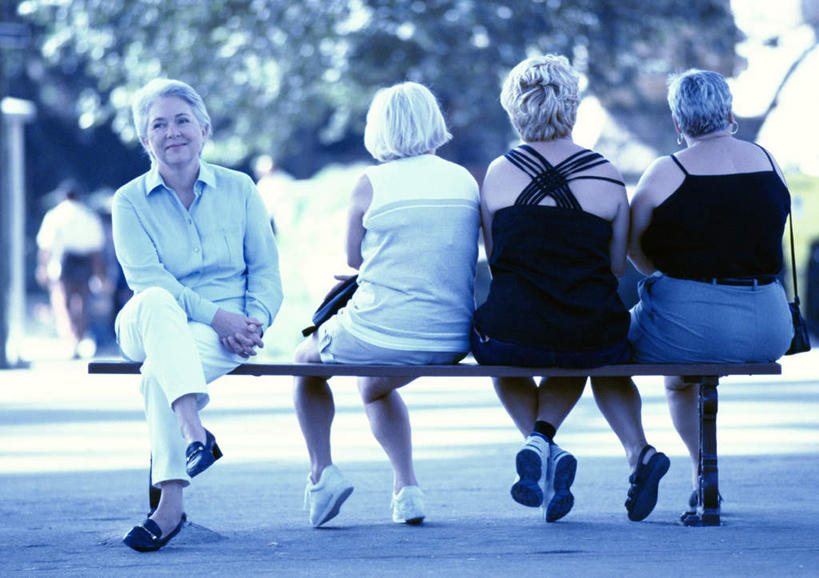 西方人,背部,四个人,伙伴,朋友,坐,笑,微笑,横图,室外,白天,正面,友谊,植物,道路,路,公路,椅子,欧洲,欧洲人,朦胧,模糊,长椅,木椅,交通,二郎腿,树,树木,绿色,自然,生长,成长,友情,老年女性,女人,女性,白种人,马路,坐着,彩图,全身