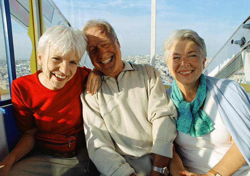 西方人,三个人,伙伴,朋友,家,坐,笑,微笑,露齿笑,横图,室外,白天,正面,旅游,度假,友谊,美景,城市风光,标志建筑,城市,地标,建筑,欧洲,欧洲人,许多,阴影,时间,光线,时钟,手表,影子,房屋,屋子,景观,公寓,计时,娱乐,建设,洋房,楼房,住宅,阳光,钟表,享受,休闲,表,景色,放松,搭,腕表,搭着,友情,老年男性,老年女性,男人,男性,女人,女性,白种人,钟,坐着,半身,彩图,房子