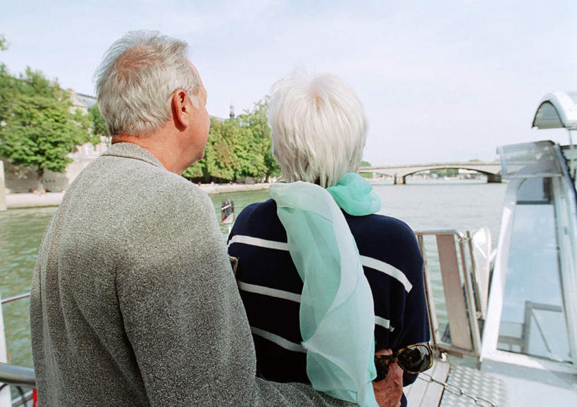 皮划艇,西方人,两个人,夫妻,站,抱,横图,室外,白天,爱情,河流,石头,水,植物,船,欧洲,欧洲人,阴影,光线,石子,影子,河水,水流,桥,浪漫,石桥,拱桥,栈桥,树,树木,背面,蓝色,绿色,蓝天,天空,阳光,自然,交通工具,天,站着,恩爱,恋人,拱形,生长,成长,抱着,人行桥,石拱桥,搂着,老年男性,老年女性,男人,男性,女人,女性,白种人,情侣,石块,怀抱,搂,搂抱,相抱,拥抱,站立,半身,彩图,伴侣