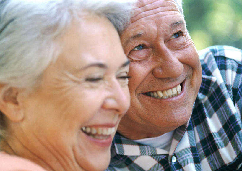 西方人,脸,头,脸颊,两个人,夫妻,站,笑,微笑,露齿笑,横图,室外,特写,白天,正面,爱情,植物,欧洲,欧洲人,朦胧,模糊,浪漫,注视,树,树木,绿色,自然,观察,看,站着,恩爱,恋人,生长,成长,观看,察看,关注,老年男性,老年女性,男人,男性,女人,女性,白种人,头部,脸部,脸蛋,面部,情侣,站立,半身,彩图,伴侣