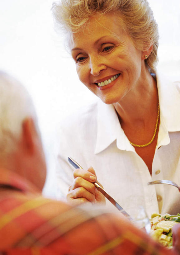 西方人,背部,两个人,夫妻,餐厅,坐,笑,微笑,露齿笑,竖图,室内,白天,正面,爱情,烹饪,西餐,欧洲,欧洲人,握,朦胧,模糊,叉子,刀叉,刀子,料理,食品,浪漫,拿,拿着,菜肴,美食,相视,食物,面对面,恩爱,西式,握着,恋人,佳肴,对视,一份,相对,相看,老年男性,老年女性,男人,男性,女人,女性,白种人,情侣,坐着,半身,彩图,餐馆,饭店,饭馆,伴侣