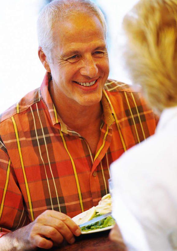 西方人,背部,两个人,夫妻,餐厅,坐,笑,微笑,露齿笑,竖图,室内,白天,正面,爱情,烹饪,西餐,餐桌,桌子,餐具,欧洲,欧洲人,握,朦胧,模糊,碟子,盘,料理,食品,浪漫,拿,拿着,菜肴,美食,相视,食物,盘子,碟,面对面,恩爱,西式,握着,恋人,佳肴,餐台,对视,一份,相对,相看,老年男性,老年女性,男人,男性,女人,女性,白种人,情侣,坐着,半身,彩图,餐馆,饭店,饭馆,伴侣