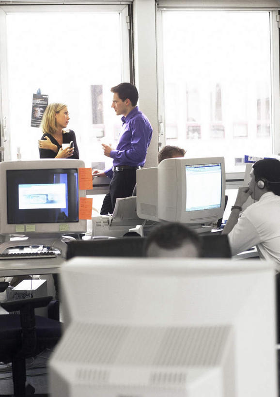 西方人,四个人,同事,商务人士,商务男性,商务女性,办公室,站,坐,捧,说,竖图,室内,白天,正面,衬衫,讨论,成功,合作,团队,集体,信心,电脑,显示器,鼠标,键盘,窗户,家具,落地窗,桌子,杯子,欧洲,欧洲人,套装,网络,瓷器,办公桌,咖啡杯,陶瓷制品,话务员,注视,输入设备,通讯设备,队伍,玻璃窗,相视,耳机,耳麦,话筒,观察,看,靠,靠着,倚靠,站着,面对面,台式电脑,观看,对视,三台,察看,麦克风,领导,倚着,成就,关注,瓷杯,通信设备,相对,商务装,合伙,领袖,工薪阶层,输出设备,客服人员,电话销售,相看,办公家具,交流,男人,男性,年轻男性,年轻女性,女人,女性,白种人,白领,接线员,上班族,端,端着,沟通,讲话,交谈,捧着,商讨,手捧,说话,谈话,站立,坐着,半身,彩图,衬衣