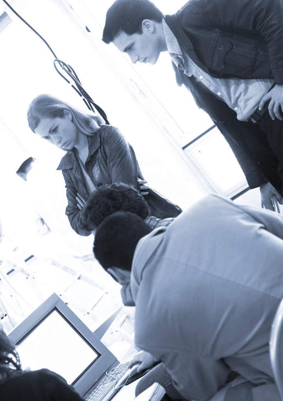 西方人,同事,商务人士,商务男性,商务女性,办公室,站,坐,双手交叉,竖图,黑白,室内,白天,正面,衬衫,成功,合作,团队,集体,信心,电脑,笔记本电脑,家具,桌子,欧洲,欧洲人,五个人,撑,敲打,套装,网络,办公桌,许多人,托腮,注视,输入,通讯设备,手叉腰,队伍,叉腰,打字,观察,看,托,站着,一群人,观看,点击,敲击,察看,无线,领导,双手抱胸,成就,关注,托下巴,通信设备,商务装,无线网络,合伙,领袖,无线上网,便携式电脑,工薪阶层,办公家具,按键,手提电脑,男人,男性,年轻男性,年轻女性,女人,女性,白种人,白领,上班族,站立,坐着,半身,衬衣