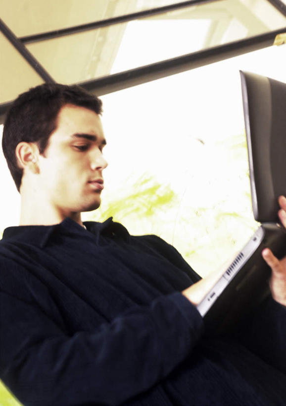 西方人,一个人,商务人士,商务男性,举,竖图,室外,白天,仰视,衬衫,电脑,笔记本电脑,欧洲,欧洲人,仅一个男性,仅一个人,敲打,握,套装,网络,拿,拿着,输入,通讯设备,仅一个年轻男性,打字,托,握着,点击,敲击,无线,通信设备,商务装,无线网络,无线上网,便携式电脑,工薪阶层,按键,手提电脑,男人,男性,年轻男性,白种人,白领,上班族,举起,举手,举着,向上举,向上伸,向上托,半身,彩图,低角度拍摄,衬衣