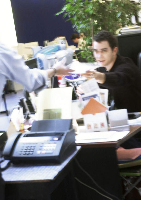 西方人,两个人,同事,商务人士,商务男性,办公室,站,笑,打电话,微笑,露齿笑,竖图,俯视,室内,白天,衬衫,成功,合作,团队,集体,信心,植物,家具,桌子,电话,椅子,欧洲,欧洲人,握,套装,朦胧,模糊,材料,档案,盆栽,文件,办公桌,盆景,拿,拿着,通讯设备,队伍,相视,绿色,自然,话筒,会议椅,资料,站着,面对面,电话线,握着,生长,成长,对视,传真机,办公椅,领导,成就,文档,相对,商务装,合伙,领袖,工薪阶层,相看,办公家具,商务椅,培训椅,交流,男人,男性,年轻男性,白种人,白领,上班族,电话机,沟通,通话,站立,半身,彩图,高角度拍摄,衬衣