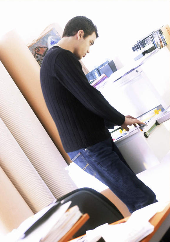 西方人,一个人,商务人士,商务男性,办公室,站,竖图,室内,白天,侧面,衬衫,柜子,家具,桌子,椅子,欧洲,欧洲人,仅一个男性,仅一个人,一排,许多,握,套装,整齐,材料,档案,文件,办公桌,拿,拿着,注视,排列,仅一个年轻男性,会议椅,资料,低头,观察,看,站着,握着,观看,办公椅,察看,队列,关注,文档,商务装,档案柜,工薪阶层,办公家具,商务椅,培训椅,男人,男性,年轻男性,白种人,白领,上班族,站立,半身,彩图,衬衣