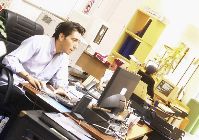 西方人,两个人,同事,商务人士,商务男性,办公室,坐,打电话,横图,室内,白天,正面,衬衫,成功,合作,团队,集体,信心,电脑,显示器,鼠标,键盘,打印机,柜子,家具,台灯,桌子,电话,椅子,照明,欧洲,欧洲人,一排,敲打,套装,整齐,网络,材料,档案,文件,办公桌,灯光,注视,输入,输入设备,通讯设备,队伍,灯,排列,话筒,会议椅,资料,灯具,打字,观察,看,电话线,台式电脑,观看,点击,敲击,办公椅,照亮,察看,领导,照明设备,成就,队列,关注,文档,通信设备,商务装,合伙,领袖,档案柜,工薪阶层,输出设备,办公家具,商务椅,培训椅,交流,按键,男人,男性,年轻男性,白种人,白领,上班族,电话机,沟通,通话,坐着,半身,彩图,衬衣,打印