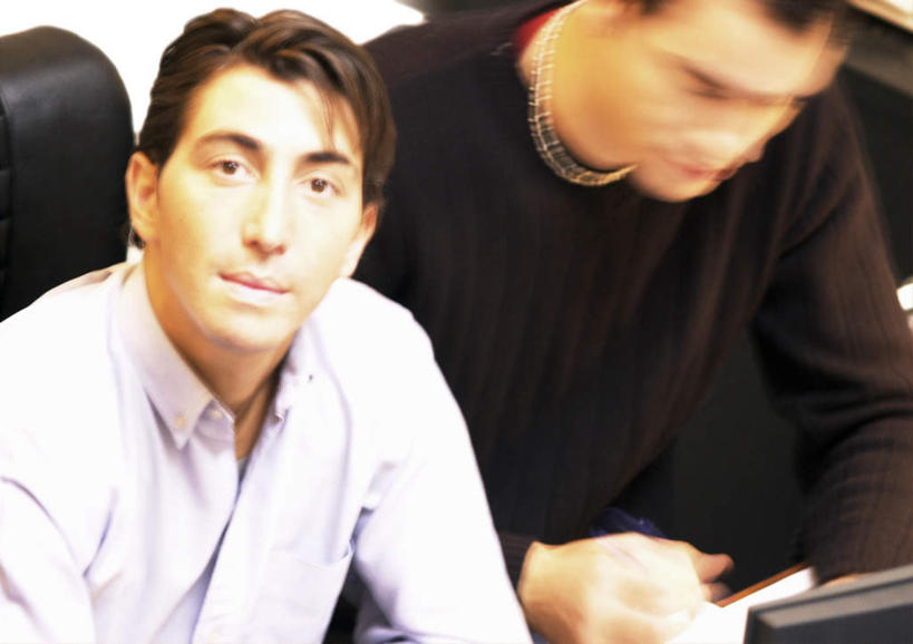 西方人,两个人,同事,商务人士,商务男性,办公室,坐,横图,室内,白天,正面,衬衫,成功,合作,团队,集体,信心,电脑,显示器,鼠标,键盘,家具,桌子,椅子,欧洲,欧洲人,敲打,套装,朦胧,模糊,网络,办公桌,注视,输入,输入设备,通讯设备,队伍,会议椅,打字,看,台式电脑,点击,敲击,办公椅,领导,成就,关注,通信设备,商务装,合伙,领袖,工薪阶层,输出设备,办公家具,商务椅,培训椅,按键,男人,男性,年轻男性,白种人,白领,上班族,抬头,仰头,坐着,半身,彩图,衬衣