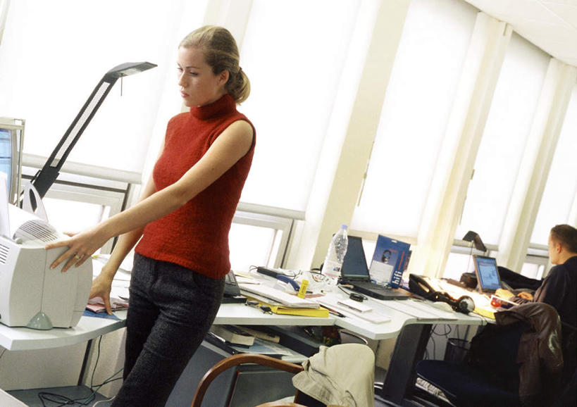 西方人,两个人,同事,商务人士,商务男性,商务女性,办公室,站,坐,横图,室内,白天,正面,衬衫,成功,合作,团队,集体,信心,电脑,笔记本电脑,打印机,窗户,家具,台灯,桌子,书籍,照明,欧洲,欧洲人,敲打,套装,网络,办公桌,灯光,办公用品,输入,通讯设备,队伍,玻璃窗,灯,瓶子,塑料制品,灯具,打字,站着,塑料瓶,点击,敲击,办公设备,照亮,无线,领导,照明设备,成就,通信设备,商务装,无线网络,合伙,领袖,无线上网,便携式电脑,工薪阶层,输出设备,办公家具,按键,手提电脑,男人,男性,年轻男性,年轻女性,女人,女性,白种人,白领,上班族,书,图书,站立,坐着,半身,彩图,衬衣,打印