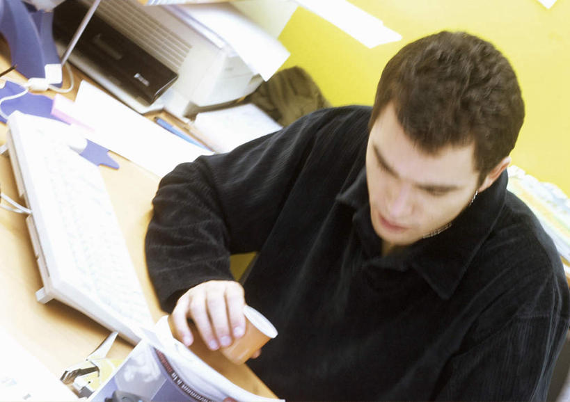 西方人,一个人,商务人士,商务男性,办公室,坐,横图,俯视,室内,白天,衬衫,阅读,鼠标,键盘,打印机,家具,桌子,报纸,杯子,欧洲,欧洲人,仅一个男性,仅一个人,握,学习,套装,朦胧,模糊,笔,办公桌,办公用品,圆珠笔,拿,拿着,输入设备,通讯设备,文具,仅一个年轻男性,学习用品,纸制品,看,浏览,握着,纸杯,办公设备,文具用品,一支,一次性杯子,通信设备,商务装,工薪阶层,输出设备,办公家具,男人,男性,年轻男性,白种人,白领,上班族,坐着,半身,彩图,高角度拍摄,衬衣,打印