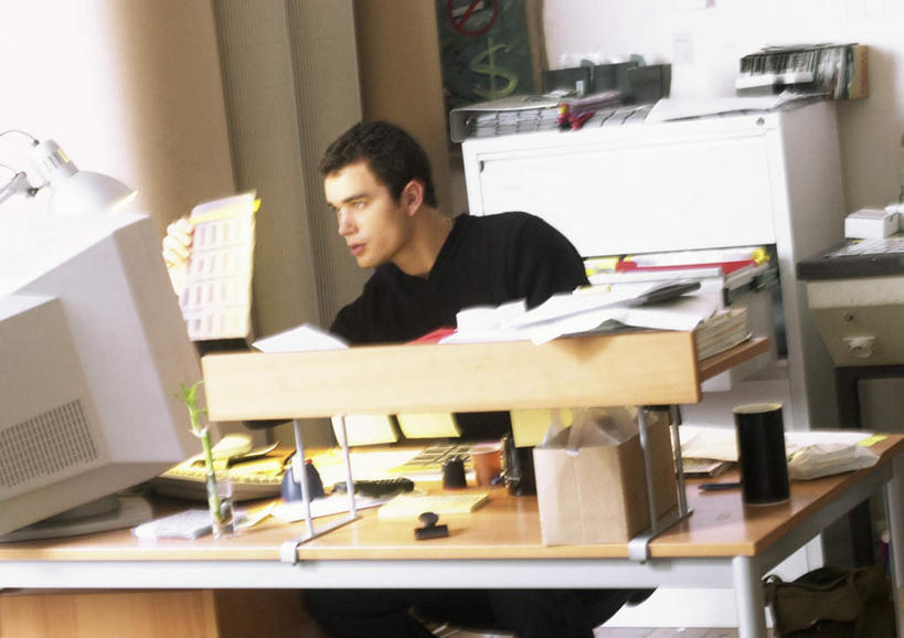 西方人,一个人,商务人士,商务男性,办公室,坐,横图,室内,白天,正面,衬衫,电脑,显示器,鼠标,键盘,柜子,家具,台灯,桌子,杯子,笔筒,照明,欧洲,欧洲人,仅一个男性,仅一个人,一堆,许多,握,不锈钢,堆叠,堆积,套装,朦胧,模糊,网络,不锈钢制品,材料,瓷器,档案,文件,办公桌,灯光,咖啡杯,陶瓷制品,拿,拿着,注视,输入设备,通讯设备,灯,仅一个年轻男性,一个,黑色,夹子,资料,灯具,观察,看,台式电脑,握着,单个,观看,堆,照亮,察看,照明设备,关注,文档,瓷杯,通信设备,商务装,档案柜,工薪阶层,衣夹,输出设备,办公家具,男人,男性,年轻男性,白种人,白领,上班族,坐着,半身,彩图,衬衣