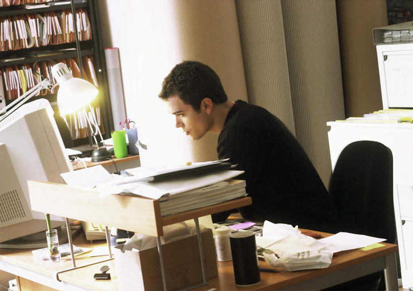 西方人,一个人,商务人士,商务男性,办公室,坐,横图,室内,白天,正面,衬衫,电脑,显示器,鼠标,键盘,柜子,家具,台灯,桌子,笔筒,照明,欧洲,欧洲人,仅一个男性,仅一个人,一堆,许多,敲打,堆叠,堆积,套装,网络,材料,档案,文件,办公桌,灯光,注视,输入,输入设备,通讯设备,灯,仅一个年轻男性,资料,灯具,打字,观察,看,台式电脑,观看,堆,点击,敲击,照亮,察看,照明设备,关注,文档,通信设备,商务装,档案柜,工薪阶层,输出设备,办公家具,按键,男人,男性,年轻男性,白种人,白领,上班族,坐着,半身,彩图,衬衣