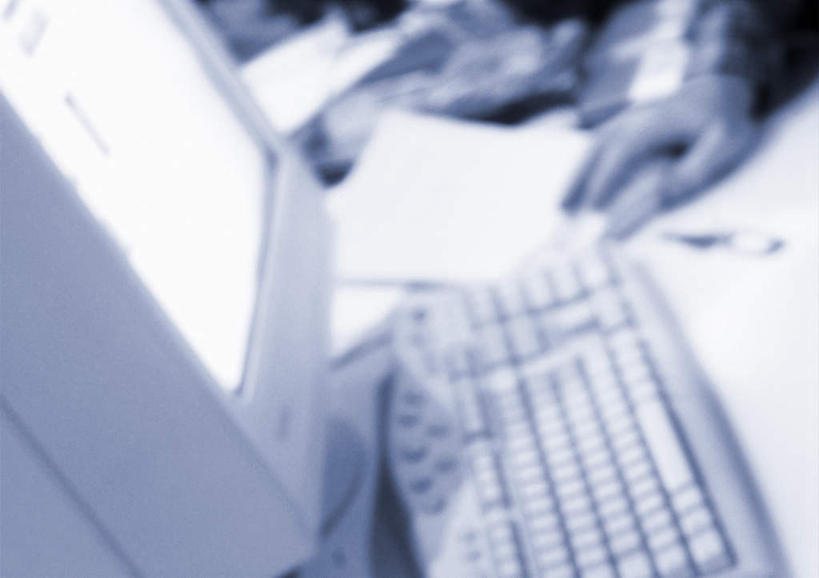 西方人,一个人,商务人士,商务男性,横图,俯视,室内,白天,衬衫,电脑,显示器,鼠标,键盘,欧洲,欧洲人,仅一个男性,仅一个人,敲打,握,套装,朦胧,模糊,网络,笔,材料,档案,文件,办公用品,圆珠笔,拿,拿着,输入,输入设备,通讯设备,文具,仅一个年轻男性,学习用品,资料,打字,台式电脑,握着,点击,敲击,文具用品,文档,通信设备,商务装,工薪阶层,输出设备,按键,男人,男性,年轻男性,白种人,白领,上班族,半身,彩图,高角度拍摄,衬衣