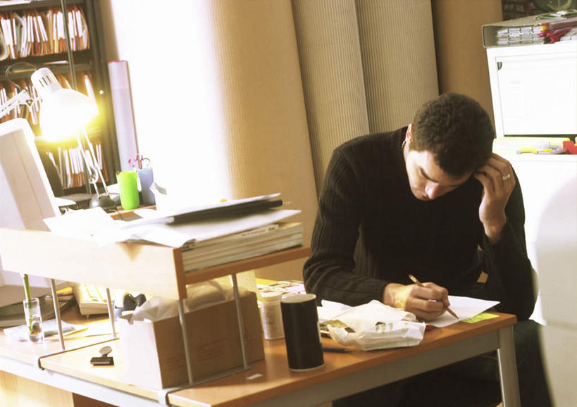 西方人,一个人,商务人士,商务男性,办公室,坐,横图,室内,白天,正面,衬衫,电脑,显示器,鼠标,键盘,柜子,家具,台灯,桌子,笔筒,照明,欧洲,欧洲人,仅一个男性,仅一个人,一堆,一排,撑,握,写,堆叠,堆积,套装,整齐,网络,笔,材料,档案,文件,办公桌,灯光,办公用品,拿,拿着,输入设备,通讯设备,灯,文具,排列,仅一个年轻男性,铅笔,学习用品,资料,灯具,台式电脑,握着,堆,文具用品,照亮,撑着,照明设备,队列,文档,通信设备,商务装,档案柜,工薪阶层,输出设备,办公家具,男人,男性,年轻男性,白种人,白领,上班族,坐着,半身,彩图,衬衣