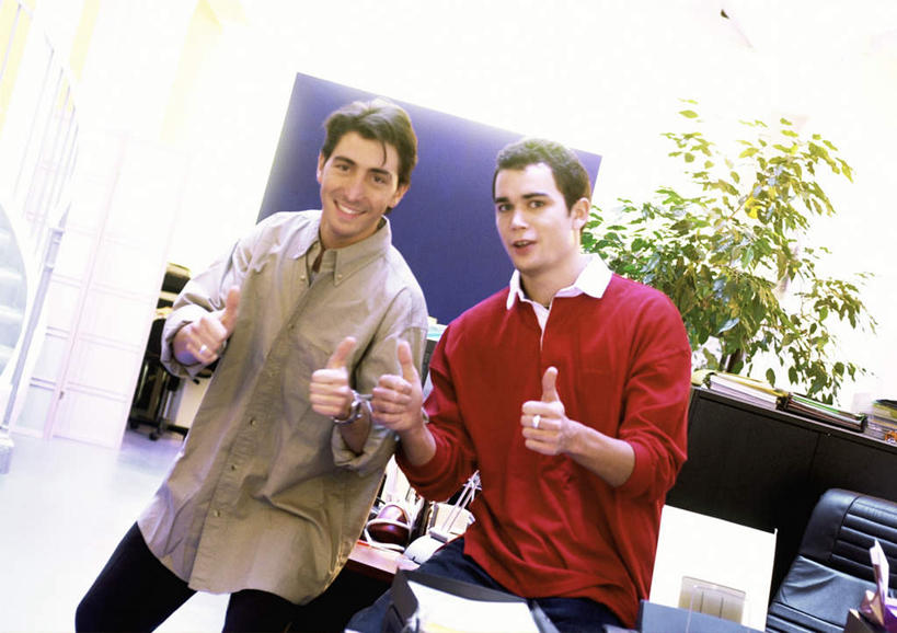 西方人,两个人,同事,商务人士,商务男性,站,举,笑,微笑,露齿笑,横图,室内,白天,正面,衬衫,智慧,成功,合作,团队,集体,信心,植物,椅子,欧洲,欧洲人,突出,套装,盆栽,盆景,称赞,表扬,队伍,绿色,自然,会议椅,手势,托,站着,竖,生长,成长,翘,高,办公椅,领导,夸奖,优秀,成就,商务装,合伙,领袖,工薪阶层,好,妙,顺利,出色,超群,杰出,卓越,奇妙,商务椅,培训椅,聪明,男人,男性,年轻男性,白种人,大拇指,白领,上班族,举起,举手,举着,向上举,向上伸,向上托,站立,半身,彩图,衬衣