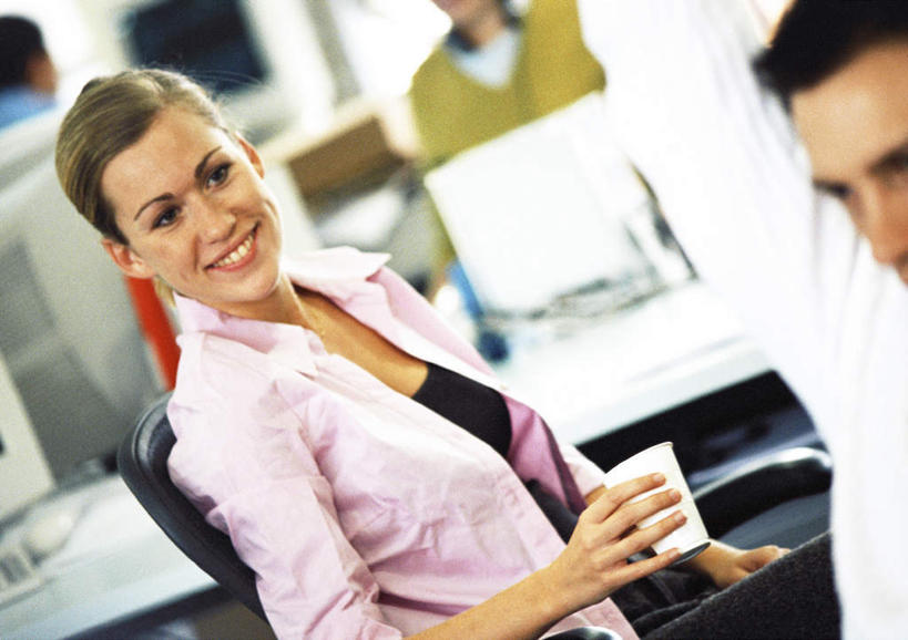 西方人,两个人,同事,商务人士,商务男性,商务女性,办公室,站,举,笑,微笑,露齿笑,横图,室内,白天,正面,衬衫,成功,合作,团队,集体,信心,电脑,显示器,鼠标,键盘,家具,桌子,杯子,椅子,欧洲,欧洲人,握,套装,朦胧,模糊,网络,办公桌,拿,拿着,输入设备,通讯设备,伸懒腰,队伍,一个,会议椅,纸制品,托,站着,台式电脑,握着,单个,纸杯,办公椅,领导,成就,一次性杯子,通信设备,商务装,合伙,领袖,工薪阶层,输出设备,办公家具,商务椅,培训椅,男人,男性,年轻男性,年轻女性,女人,女性,白种人,白领,上班族,举起,举手,举着,向上举,向上伸,向上托,站立,半身,彩图,衬衣