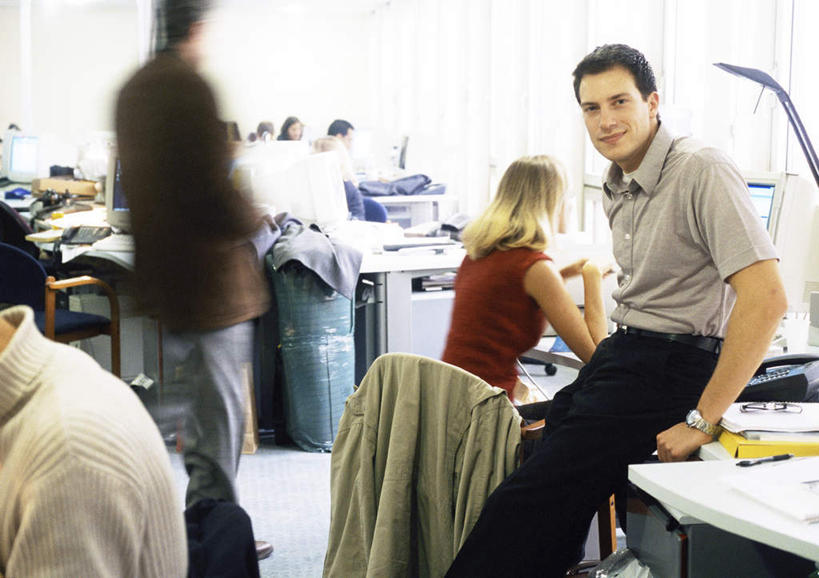 西方人,四个人,同事,商务人士,商务男性,商务女性,办公室,笑,微笑,横图,室内,白天,正面,衬衫,成功,合作,团队,集体,信心,电脑,显示器,鼠标,键盘,家具,台灯,桌子,椅子,照明,欧洲,欧洲人,撑,套装,朦胧,模糊,网络,办公桌,木椅,灯光,注视,输入设备,通讯设备,队伍,灯,背面,灯具,观察,看,台式电脑,观看,照亮,察看,领导,撑着,照明设备,成就,关注,通信设备,商务装,合伙,领袖,工薪阶层,输出设备,办公家具,男人,男性,年轻男性,年轻女性,女人,女性,白种人,白领,上班族,半身,彩图,衬衣