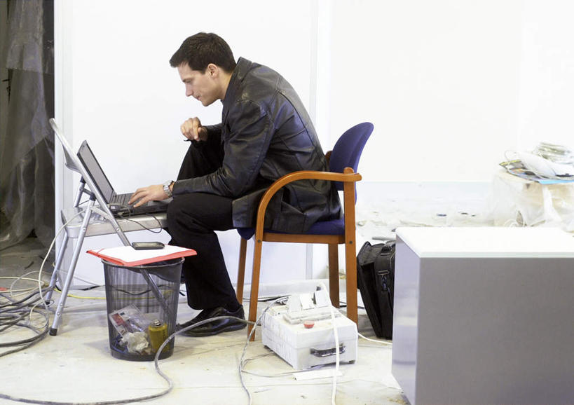 西方人,一个人,商务人士,商务男性,坐,打电话,横图,室内,白天,侧面,衬衫,电脑,笔记本电脑,电话,手机,椅子,欧洲,欧洲人,仅一个男性,仅一个人,敲打,套装,网络,木椅,插座,垃圾桶,输入,通讯设备,仅一个年轻男性,一个,会议椅,打字,单个,点击,敲击,办公椅,无线,通信设备,商务装,无线网络,插线板,无线上网,便携式电脑,拖线板,工薪阶层,商务椅,培训椅,排插,交流,按键,手提电脑,男人,男性,年轻男性,白种人,白领,上班族,沟通,通话,坐着,彩图,全身,衬衣