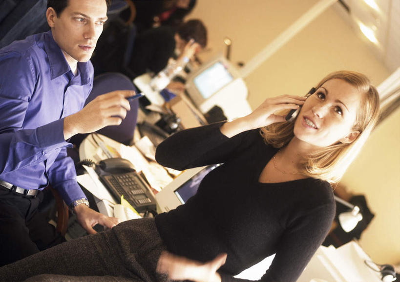 西方人,三个人,同事,商务人士,商务男性,商务女性,办公室,站,坐,举,笑,打电话,微笑,横图,室内,白天,正面,衬衫,成功,合作,团队,集体,信心,电脑,显示器,鼠标,键盘,家具,桌子,电话,手机,欧洲,欧洲人,握,指,套装,网络,办公桌,拿,拿着,注视,方向,输入设备,通讯设备,队伍,话筒,看,手势,托,站着,电话线,台式电脑,握着,领导,指向,成就,关注,通信设备,商务装,合伙,领袖,工薪阶层,输出设备,办公家具,交流,男人,男性,年轻男性,年轻女性,女人,女性,白种人,白领,上班族,电话机,沟通,举起,举手,举着,抬头,通话,向上举,向上伸,向上托,仰头,站立,坐着,半身,彩图,衬衣