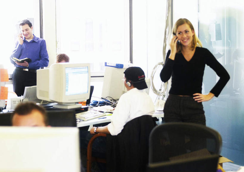 西方人,同事,站,举,笑,微笑,露齿笑,横图,室内,白天,正面,快乐,满意,幸福,成功,合作,团队,集体,信心,电脑,显示器,鼠标,键盘,窗户,椅子,欧洲,欧洲人,五个人,敲打,握,网络,备忘录,记事本,音响,许多人,音乐,拿,拿着,注视,娱乐,输入,输入设备,通讯设备,手叉腰,队伍,玻璃窗,本子,笔记本,耳机,会议椅,叉腰,打字,观察,看,托,站着,一群人,享受,休闲,台式电脑,放松,握着,观看,点击,敲击,办公椅,察看,领导,舒适,享乐,成就,关注,通信设备,合伙,领袖,输出设备,商务椅,培训椅,按键,男人,男性,年轻男性,年轻女性,女人,女性,白种人,举起,举手,举着,向上举,向上伸,向上托,站立,半身,彩图