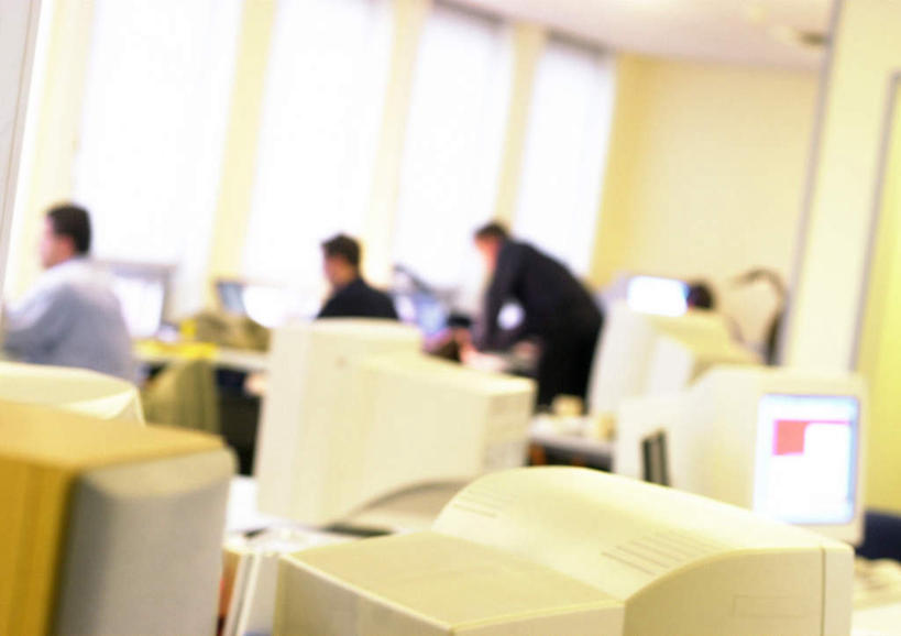 西方人,三个人,同事,商务人士,商务男性,商务女性,办公室,横图,室内,白天,正面,衬衫,成功,合作,团队,集体,信心,电脑,显示器,鼠标,键盘,窗户,家具,桌子,欧洲,欧洲人,许多,套装,朦胧,模糊,网络,办公桌,输入设备,通讯设备,队伍,玻璃窗,台式电脑,领导,成就,通信设备,商务装,合伙,领袖,工薪阶层,输出设备,办公家具,男人,男性,年轻男性,年轻女性,女人,女性,白种人,白领,上班族,半身,彩图,衬衣