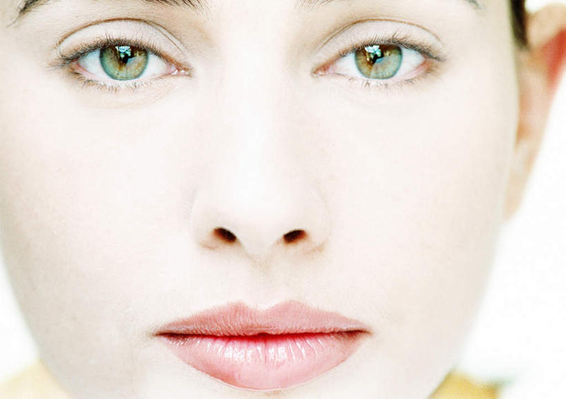 西方人,脸,头,眼睛,脸颊,眉毛,睫毛,一个人,横图,室内,特写,白天,正面,欧洲,欧洲人,瞳孔,仅一个年轻女性,仅一个女性,仅一个人,朦胧,模糊,眼部,年轻女性,女人,女性,白种人,头部,睫,脸部,脸蛋,眉,面部,眼,眼睫毛,眼眉,半身,彩图,眼眉毛