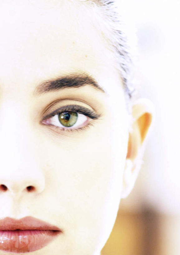 西方人,脸,头,眼睛,脸颊,眉毛,睫毛,一个人,竖图,室内,特写,白天,正面,欧洲,欧洲人,瞳孔,仅一个年轻女性,仅一个女性,仅一个人,朦胧,模糊,眼部,年轻女性,女人,女性,白种人,头部,睫,脸部,脸蛋,眉,面部,眼,眼睫毛,眼眉,半身,彩图,眼眉毛