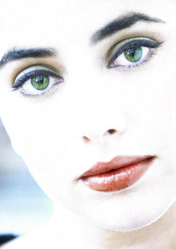 西方人,脸,头,眼睛,脸颊,眉毛,睫毛,一个人,竖图,室内,特写,白天,正面,欧洲,欧洲人,瞳孔,仅一个年轻女性,仅一个女性,仅一个人,朦胧,模糊,眼部,年轻女性,女人,女性,白种人,头部,睫,脸部,脸蛋,眉,面部,眼,眼睫毛,眼眉,半身,彩图,眼眉毛