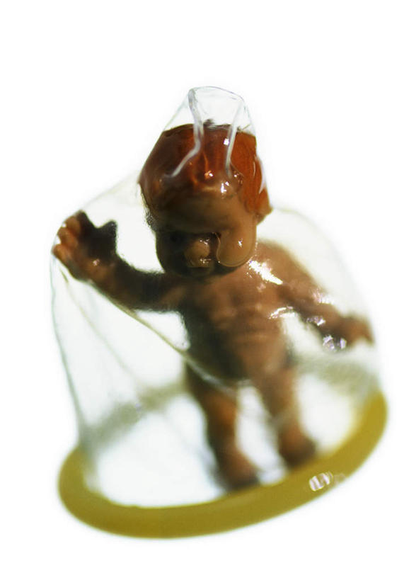 婴儿,儿童,无人,竖图,俯视,室内,特写,白天,白色背景,游戏,纯洁,安全,计划,静物,玩具,朦胧,模糊,玩,娱乐,一个,小孩,休闲,可爱,益智,摄影,活泼,影棚,单个,活动,避孕套,控制,避孕,安全套,发泄,消遣,智力,宝宝,保险,预防,纯真,烂漫,无邪,保险套,宣泄,计划生育,可靠,少生,晚婚,晚育,优生,伶俐,天真,孩子,玩耍,嬉戏,彩图,高角度拍摄,影棚拍摄,拍摄