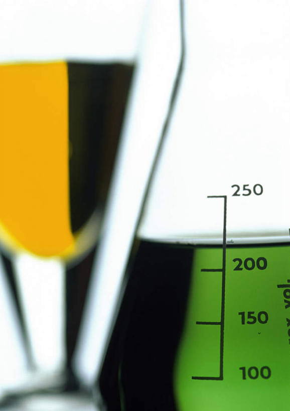 无人,竖图,室内,特写,白天,白色背景,正面,实验,仪器,水,静物,朦胧,模糊,研究,透明,分析,化学,测量,测试,烧瓶,试剂,液体,刻度,水滴,玻璃制品,黄色,绿色,玻璃瓶,瓶子,器皿,摄影,影棚,测量工具,玻璃仪器,试验耗材,实验用品,圆底烧瓶,量具,量仪,彩图,影棚拍摄,拍摄