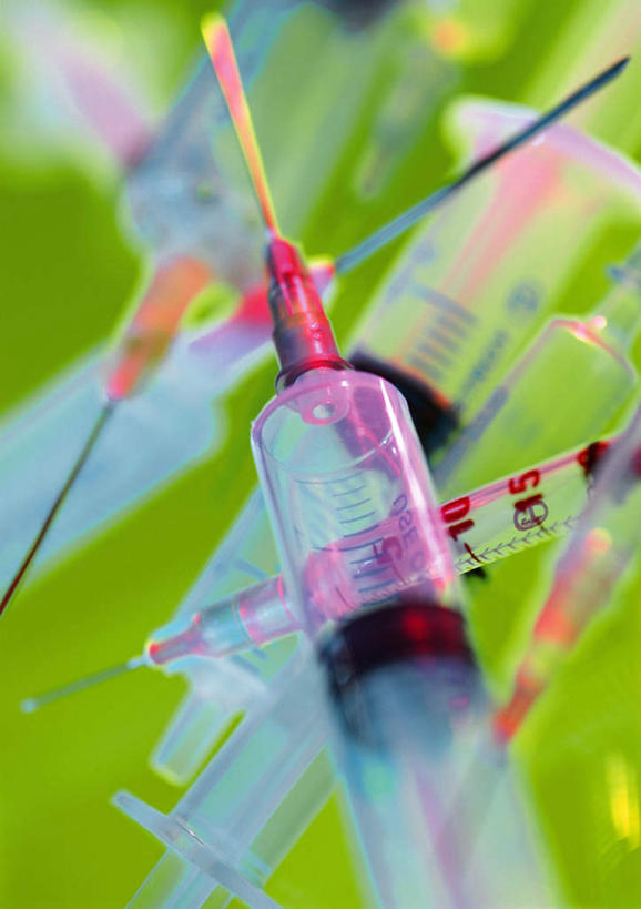 无人,竖图,俯视,室内,特写,白天,静物,一堆,许多,绿色背景,堆叠,堆积,朦胧,模糊,测量,刻度,针管,针筒,注射,摄影,影棚,堆,测量工具,医疗,医疗设备,注射器,量具,量仪,彩图,高角度拍摄,影棚拍摄,拍摄