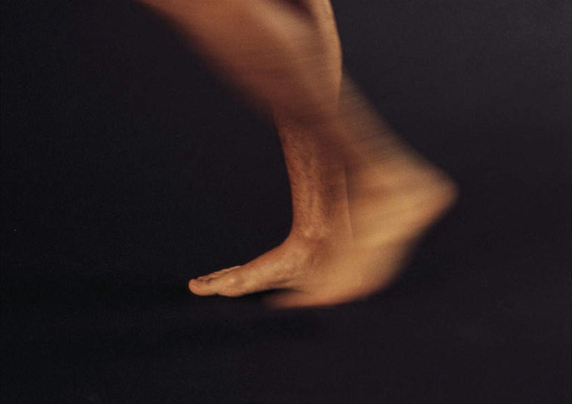西方人,腿部,脚,脚趾,脚趾甲,腿,一个人,站,走,横图,室内,特写,白天,侧面,欧洲,欧洲人,仅一个男性,仅一个人,黑色背景,朦胧,模糊,仅一个年轻男性,站着,摄影,影棚,男人,男性,年轻男性,白种人,脚指甲,步行,散步,站立,走路,半身,彩图,影棚拍摄,拍摄