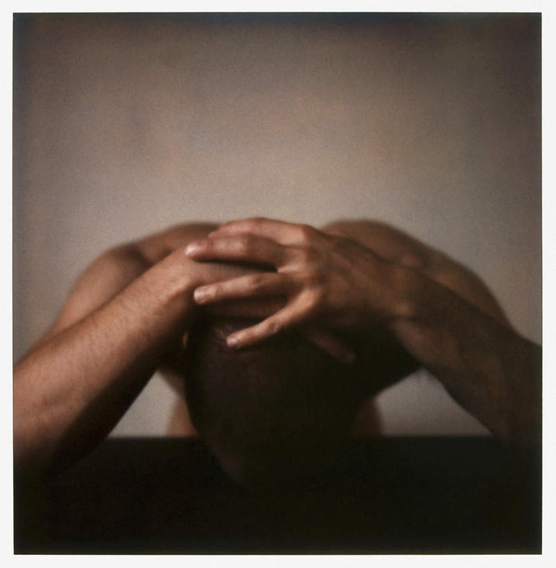 西方人,手,一个人,坐,抱,竖图,俯视,室内,白天,欧洲,欧洲人,仅一个男性,仅一个人,灰色背景,裸露,仅一个年轻男性,疲倦,手部,摄影,影棚,赤裸,抱着,疲劳,搂着,疲惫,失落,裸,疲乏,男人,男性,年轻男性,白种人,怀抱,搂,搂抱,相抱,拥抱,坐着,半身,彩图,高角度拍摄,影棚拍摄,拍摄