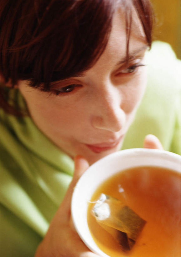 西方人,一个人,站,竖图,俯视,室内,白天,杯子,欧洲,欧洲人,仅一个年轻女性,仅一个女性,仅一个人,阴影,光线,影子,拿,拿着,阳光,水杯,站着,年轻女性,女人,女性,白种人,茶杯,站立,半身,彩图,高角度拍摄