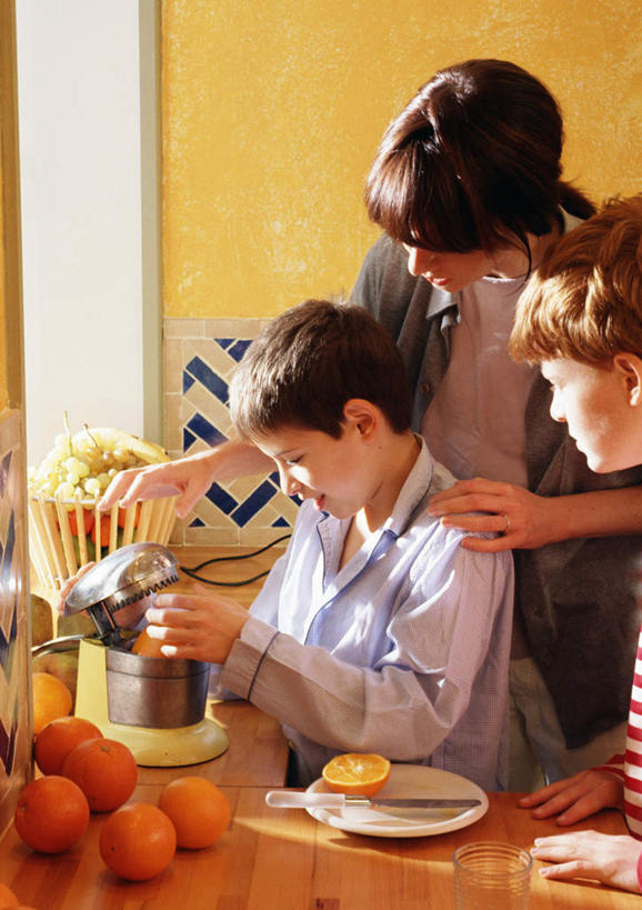 西方人,儿童,三个人,家庭,母亲,儿子,站,竖图,室内,白天,侧面,纯洁,餐桌,桌子,柑橘,欧洲,欧洲人,阴影,光线,影子,拿,拿着,榨汁机,小孩,阳光,站着,温暖,温馨,母子,一家人,可爱,母爱,童年,童趣,餐台,和睦,童真,烂漫,无邪,手动榨汁机,天真,男孩,年轻女性,女人,女性,白种人,孩子,年轻人,橘子,桔子,橙子,橙,站立,半身,彩图,融洽,男生