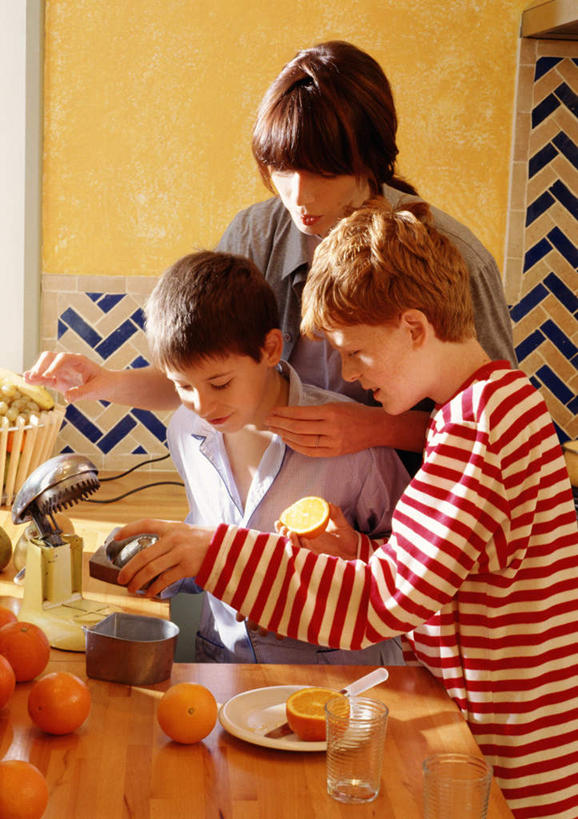 西方人,儿童,三个人,家庭,母亲,儿子,站,竖图,室内,白天,侧面,纯洁,餐桌,桌子,柑橘,杯子,欧洲,欧洲人,阴影,光线,影子,拿,拿着,榨汁机,玻璃制品,小孩,阳光,水杯,站着,温暖,温馨,母子,一家人,可爱,母爱,童年,童趣,餐台,和睦,童真,烂漫,无邪,手动榨汁机,天真,男孩,年轻女性,女人,女性,白种人,孩子,年轻人,玻璃杯,橘子,桔子,橙子,橙,站立,半身,彩图,融洽,男生