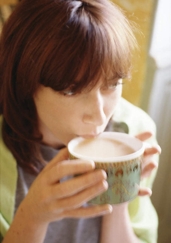 西方人,一个人,坐,竖图,室内,白天,侧面,杯子,欧洲,欧洲人,仅一个年轻女性,仅一个女性,仅一个人,朦胧,模糊,瓷器,咖啡杯,陶瓷制品,拿,拿着,饮料,瓷杯,年轻女性,女人,女性,白种人,坐着,半身,彩图