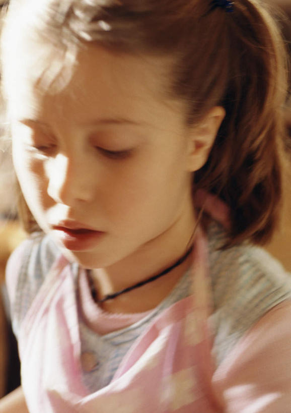 西方人,儿童,一个人,站,竖图,室内,白天,正面,纯洁,欧洲,欧洲人,仅一个女性,仅一个人,阴影,朦胧,模糊,光线,影子,注视,小孩,阳光,低头,观察,看,站着,仅一个小孩,可爱,童年,童趣,观看,察看,关注,童真,烂漫,无邪,天真,女孩,女人,女性,白种人,孩子,站立,半身,彩图,女生