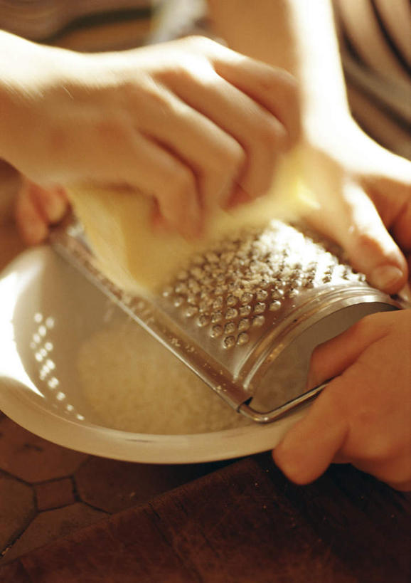 奶酪,西方人,儿童,两个人,家庭,父亲,儿子,站,竖图,俯视,室内,白天,纯洁,欧洲,欧洲人,拿,拿着,小孩,站着,温暖,温馨,父子,一家人,父爱,可爱,童年,童趣,和睦,奶制品,童真,烂漫,无邪,擦菜板,天真,男孩,男人,男性,年轻男性,白种人,孩子,年轻人,站立,半身,彩图,高角度拍摄,融洽,男生