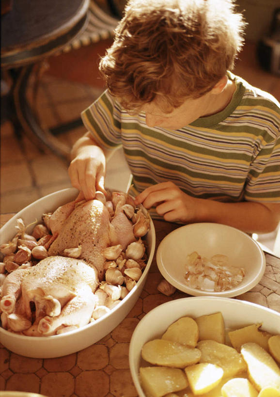 西方人,儿童,一个人,餐厅,站,竖图,俯视,室内,白天,纯洁,餐桌,桌子,餐具,欧洲,欧洲人,仅一个男性,仅一个人,阴影,光线,碟子,盘,影子,鸡肉,肉,食品,拿,拿着,肉类,食物,小孩,阳光,盘子,碟,站着,仅一个小孩,可爱,童年,童趣,餐台,肉食,童真,烂漫,无邪,天真,男孩,男人,男性,白种人,孩子,站立,半身,彩图,高角度拍摄,餐馆,饭店,饭馆,男生