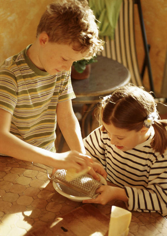 西方人,儿童,两个人,站,竖图,室内,白天,正面,纯洁,餐桌,桌子,欧洲,欧洲人,阴影,光线,影子,食品,拿,拿着,食物,小孩,阳光,站着,可爱,童年,童趣,餐台,童真,烂漫,无邪,天真,男孩,男人,男性,女孩,女人,女性,白种人,孩子,站立,半身,彩图,男生,女生