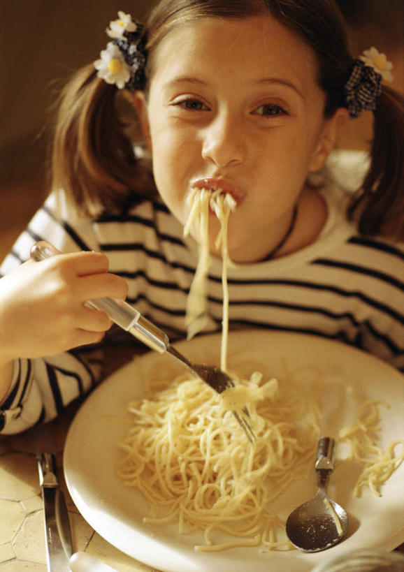 面食,面条,意大利面,西方人,儿童,一个人,坐,吃,竖图,室内,白天,正面,西餐,纯洁,欧洲,欧洲人,仅一个女性,仅一个人,面,料理,食品,拿,拿着,食物,小孩,仅一个小孩,可爱,童年,童趣,西式,童真,烂漫,无邪,天真,女孩,女人,女性,白种人,孩子,嚼,食,坐着,半身,彩图,女生