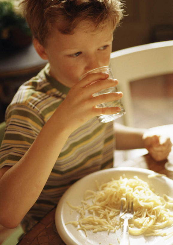 面食,面条,意大利面,西方人,儿童,一个人,坐,竖图,俯视,室内,白天,西餐,纯洁,餐桌,桌子,杯子,餐具,欧洲,欧洲人,仅一个男性,仅一个人,喝,碟子,盘,面,料理,食品,玻璃制品,食物,小孩,盘子,水杯,碟,仅一个小孩,可爱,童年,童趣,西式,餐台,童真,烂漫,无邪,天真,男孩,男人,男性,白种人,孩子,玻璃杯,坐着,半身,彩图,高角度拍摄,男生