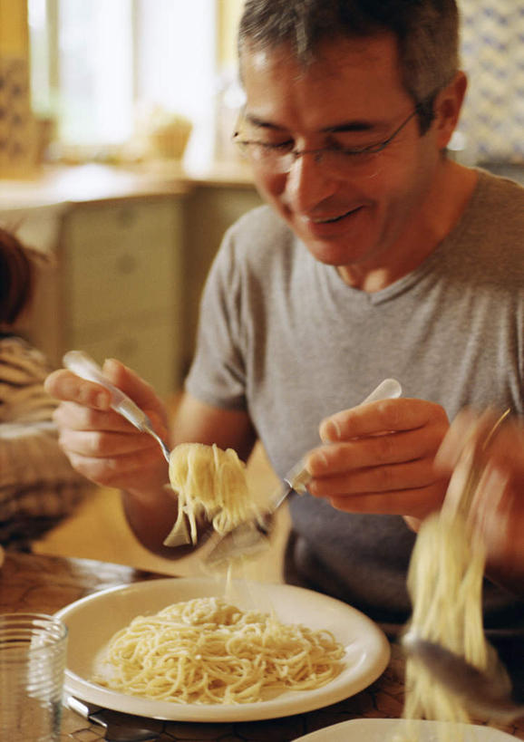 面食,面条,意大利面,西方人,一个人,坐,竖图,室内,白天,正面,西餐,餐桌,桌子,餐具,欧洲,欧洲人,仅一个男性,仅一个人,碟子,盘,眼镜,面,料理,食品,拿,拿着,食物,仅一个年轻男性,盘子,碟,西式,餐台,近视眼镜,男人,男性,年轻男性,白种人,坐着,半身,彩图